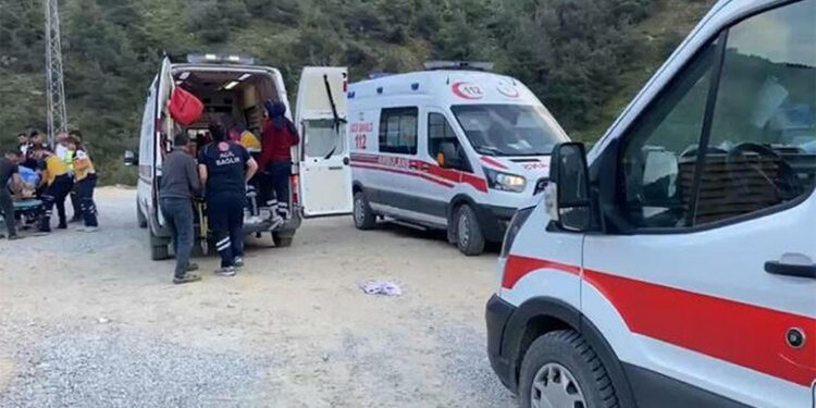 Hızlı tren viyadük inşaatında çökme; 9 yaralı