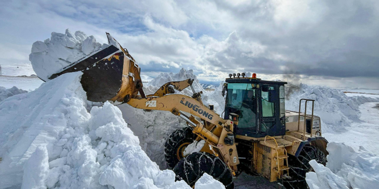 Van'da çığ riski nedeniyle 4 aydır kapalı olan yol ulaşıma açıldı