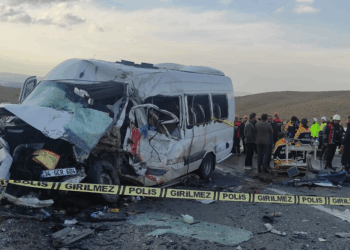 Van'da kamyonla yolcu minibüsü çarpıştı; 6 ölü, 8 yaralı