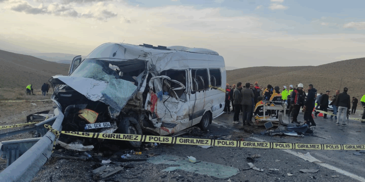 Van'da kamyonla yolcu minibüsü çarpıştı; 6 ölü, 8 yaralı