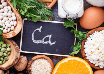 KALSİYUM eksikliğinin bireye etkilerine dikkat çeken İç Hastalıkları Uzmanı Doç. Dr. Merve Güner, “D vitamini eksikliği, kalsiyum düşüklüğüne neden olabilir. D vitamini kalsiyum emilimini artırır; eksikliği ise kalsiyum düzeylerini düşürebilir. Beslenmede süt ve süt ürünlerinin az yer alması kalsiyum eksikliğini tetikleyebilir. Kalsiyum seviyesi çok düştüğünde (hipokalsemi) hayati risk ortaya çıkabilir. Kalp ritim bozukluğu, nöbet geçirme, ciddi kas kasılmaları, bilinç bulanıklığı gibi durumlar acil müdahale gerektirir. Kalsiyum eksikliği uzun vadede ciddi kemik kayıplarına, düşmelere ve kırıklara yol açar” dedi. İstinye Üniversite Hastanesi Medical Park Gaziosmanpaşa’dan İç Hastalıkları Uzmanı Doç. Dr. Merve Güner, kalsiyumun insan sağlığı için önemi ve kalsiyum eksikliği hakkında açıklamada bulundu. ‘KALP ATIŞLARININ DÜZENLENMESİNDE VE KANIN PIHTILAŞMASINDA ROL OYNAR’ Kalsiyumun sağlığımızın için öneminden bahseden Doç. Dr. Güner, “Kalsiyum, vücudumuzda en bol bulunan mineraldir. Başta kemiklerimiz ve dişlerimiz olmak üzere, birçok yapının temelini oluşturur. Kalsiyumun yaklaşık yüzde 99'u kemiklerde ve dişlerde depolanır. Geri kalan yüzde 1'lik kısmı ise kasların çalışmasında, sinir iletiminde, kalp atışlarının düzenlenmesinde ve kanın pıhtılaşmasında rol oynar” diye konuştu. ‘KALSİYUM İÇEREN BESİNLER’ Kalsiyumun hem hayvansal hem de bitkisel kaynaklardan alınabileceğini söyleyen Doç. Dr. Güner, kalsiyum içeren bazı besinleri şöyle sıraladı: -“Süt ve süt ürünleri: Süt, yoğurt, peynir (özellikle kaşar ve beyaz peynir), -Yeşil yapraklı sebzeler: Ispanak, brokoli, pazı, lahana, -Kuru baklagiller: Nohut, mercimek, kuru fasulye, -Kuruyemişler: Badem, susam, ceviz, -Balıklar: Sardalya, hamsi (özellikle kılçığıyla birlikte yenirse), -Kalsiyumla zenginleştirilmiş ürünler.” ‘KALSİYUM EKSİKLİĞİ NEDENLERİ’ Kalsiyum eksikliğinin birçok farklı nedeni olabileceğine dikkat çeken Doç. Dr. Güner, “D vitamini eksikliği neden olabilir. D vitamini kalsiyum emilimini artırır; eksikliği kalsiyum düzeylerini düşürebilir. Beslenmede süt ve süt ürünlerinin az yer alması kalsiyum eksikliğini tetikleyebilir. Çölyak hastalığı, Crohn hastalığı gibi bağırsaktan kalsiyum emilimini bozan bağırsak hastalıkları, özellikle menopoz sonrası kadınlarda östrojen azalması ve böbrek hastalıkları kalsiyum düşüklüğüne sebebiyet verebilir. Kortizon gibi uzun süre kullanılan ilaçlar da bir diğer nedenler arasındadır” dedi. ‘HALSİZLİK VE YORGUNLUK GÖRÜLEBİLİR’ Kalsiyum eksikliğinin yavaş geliştiğinde uzun süre belirti vermeyebileceğini dile getiren Doç. Dr. Güner, zamanla görülebilecek belirtileri şu şekilde sıraladı: -“Kas krampları ve spazmları, -Diş çürükleri ve diş dökülmesi, -Tırnaklarda kırılganlık, -Saç dökülmesi, -El-ayakta karıncalanma veya uyuşma, -Halsizlik, yorgunluk, -Kalp ritminde bozukluklar, -Bağırsak düzeninde değişiklik, -Kemik ağrıları ve kırık riski artışı, -Erişkinlerde osteomalazi (kemiklerin yumuşaması), yaşlılarda osteoporoz (kemik erimesi).” ‘KAN TAHLİLİYLE TEŞHİS EDİLEBİLİR’ Doç. Dr. Güner, kalsiyum eksikliğinde tercih edilen teşhis yöntemlerini şöyle paylaştı: -“Kan tahlili: Kalsiyum düzeyi, albümin ve D vitamini seviyeleri , -Hormon düzeyleri: D vitamini ve gerekli görüldüğü hallerde parathormon düzeyleri, -İdrar tahlili: Kalsiyum atılımı (tercihen 24 saat boyunca toplanmış idrarda), -Kemik yoğunluğu ölçümü (DEXA): Kemiklerdeki kalsiyum yoğunluğunu gösterir, osteoporozu değerlendirir” ‘TEDAVİ EDİLMEZSE FARKLI HASTALIKLARA YOL AÇABİLİR’ Tedavi edilmeyen kalsiyum eksikliğinin bazı hastalıklara yol açabileceğini vurgulayan Doç. Dr. Güner, “Osteoporoz (kemik erimesi), osteomalazi (yetişkinlerde kemik yumuşaması), kas kasılmaları ve tetani (ciddi,şiddetli ve sürekli kas spazmları), kalp ritim bozuklukları ve tansiyon düşüklüğüne neden olabilir” ifadelerini kullandı. ‘YAŞAM KALİTESİNİ DÜŞÜRÜR’ Kalsiyumun eksikliğinin hangi durumlarda tehlikeli olabileceğini belirten Doç. Dr. Güner, “Kalsiyum seviyesi çok düştüğünde (hipokalsemi) hayati risk ortaya çıkabilir. Kalp ritim bozukluğu, nöbet geçirme, ciddi kas kasılmaları, bilinç bulanıklığı gibi durumlar acil müdahale gerektirir. Kalsiyum eksikliği uzun vadede ciddi kemik kayıplarına, düşmelere ve kırıklara yol açar. Yaşlı bireylerde bu durum yaşam kalitesini önemli ölçüde düşürür. Ayrıca, kalp ve sinir sistemi etkilenebilir” dedi. ‘GÜNEŞ IŞIĞINDAN FAYDALANIN’ Kalsiyumun eksikliğinden korunmak için önerilerde bulunan Doç. Dr. Güner, “Günlük yeterli miktarda kalsiyum almaya özen gösterin (erişkinler için ortalama 1000-1200 mg). D vitamini seviyenizi kontrol ettirin. Güneş ışığından faydalanın. Düzenli egzersiz yapın. Hekiminize danışın” ifadelerini kullandı.