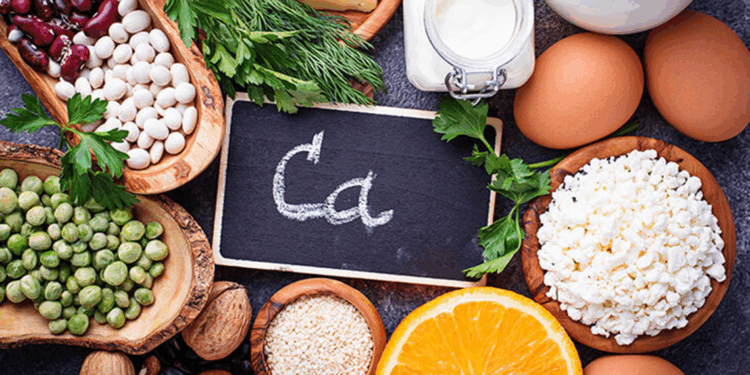 KALSİYUM eksikliğinin bireye etkilerine dikkat çeken İç Hastalıkları Uzmanı Doç. Dr. Merve Güner, “D vitamini eksikliği, kalsiyum düşüklüğüne neden olabilir. D vitamini kalsiyum emilimini artırır; eksikliği ise kalsiyum düzeylerini düşürebilir. Beslenmede süt ve süt ürünlerinin az yer alması kalsiyum eksikliğini tetikleyebilir. Kalsiyum seviyesi çok düştüğünde (hipokalsemi) hayati risk ortaya çıkabilir. Kalp ritim bozukluğu, nöbet geçirme, ciddi kas kasılmaları, bilinç bulanıklığı gibi durumlar acil müdahale gerektirir. Kalsiyum eksikliği uzun vadede ciddi kemik kayıplarına, düşmelere ve kırıklara yol açar” dedi. İstinye Üniversite Hastanesi Medical Park Gaziosmanpaşa’dan İç Hastalıkları Uzmanı Doç. Dr. Merve Güner, kalsiyumun insan sağlığı için önemi ve kalsiyum eksikliği hakkında açıklamada bulundu. ‘KALP ATIŞLARININ DÜZENLENMESİNDE VE KANIN PIHTILAŞMASINDA ROL OYNAR’ Kalsiyumun sağlığımızın için öneminden bahseden Doç. Dr. Güner, “Kalsiyum, vücudumuzda en bol bulunan mineraldir. Başta kemiklerimiz ve dişlerimiz olmak üzere, birçok yapının temelini oluşturur. Kalsiyumun yaklaşık yüzde 99'u kemiklerde ve dişlerde depolanır. Geri kalan yüzde 1'lik kısmı ise kasların çalışmasında, sinir iletiminde, kalp atışlarının düzenlenmesinde ve kanın pıhtılaşmasında rol oynar” diye konuştu. ‘KALSİYUM İÇEREN BESİNLER’ Kalsiyumun hem hayvansal hem de bitkisel kaynaklardan alınabileceğini söyleyen Doç. Dr. Güner, kalsiyum içeren bazı besinleri şöyle sıraladı: -“Süt ve süt ürünleri: Süt, yoğurt, peynir (özellikle kaşar ve beyaz peynir), -Yeşil yapraklı sebzeler: Ispanak, brokoli, pazı, lahana, -Kuru baklagiller: Nohut, mercimek, kuru fasulye, -Kuruyemişler: Badem, susam, ceviz, -Balıklar: Sardalya, hamsi (özellikle kılçığıyla birlikte yenirse), -Kalsiyumla zenginleştirilmiş ürünler.” ‘KALSİYUM EKSİKLİĞİ NEDENLERİ’ Kalsiyum eksikliğinin birçok farklı nedeni olabileceğine dikkat çeken Doç. Dr. Güner, “D vitamini eksikliği neden olabilir. D vitamini kalsiyum emilimini artırır; eksikliği kalsiyum düzeylerini düşürebilir. Beslenmede süt ve süt ürünlerinin az yer alması kalsiyum eksikliğini tetikleyebilir. Çölyak hastalığı, Crohn hastalığı gibi bağırsaktan kalsiyum emilimini bozan bağırsak hastalıkları, özellikle menopoz sonrası kadınlarda östrojen azalması ve böbrek hastalıkları kalsiyum düşüklüğüne sebebiyet verebilir. Kortizon gibi uzun süre kullanılan ilaçlar da bir diğer nedenler arasındadır” dedi. ‘HALSİZLİK VE YORGUNLUK GÖRÜLEBİLİR’ Kalsiyum eksikliğinin yavaş geliştiğinde uzun süre belirti vermeyebileceğini dile getiren Doç. Dr. Güner, zamanla görülebilecek belirtileri şu şekilde sıraladı: -“Kas krampları ve spazmları, -Diş çürükleri ve diş dökülmesi, -Tırnaklarda kırılganlık, -Saç dökülmesi, -El-ayakta karıncalanma veya uyuşma, -Halsizlik, yorgunluk, -Kalp ritminde bozukluklar, -Bağırsak düzeninde değişiklik, -Kemik ağrıları ve kırık riski artışı, -Erişkinlerde osteomalazi (kemiklerin yumuşaması), yaşlılarda osteoporoz (kemik erimesi).” ‘KAN TAHLİLİYLE TEŞHİS EDİLEBİLİR’ Doç. Dr. Güner, kalsiyum eksikliğinde tercih edilen teşhis yöntemlerini şöyle paylaştı: -“Kan tahlili: Kalsiyum düzeyi, albümin ve D vitamini seviyeleri , -Hormon düzeyleri: D vitamini ve gerekli görüldüğü hallerde parathormon düzeyleri, -İdrar tahlili: Kalsiyum atılımı (tercihen 24 saat boyunca toplanmış idrarda), -Kemik yoğunluğu ölçümü (DEXA): Kemiklerdeki kalsiyum yoğunluğunu gösterir, osteoporozu değerlendirir” ‘TEDAVİ EDİLMEZSE FARKLI HASTALIKLARA YOL AÇABİLİR’ Tedavi edilmeyen kalsiyum eksikliğinin bazı hastalıklara yol açabileceğini vurgulayan Doç. Dr. Güner, “Osteoporoz (kemik erimesi), osteomalazi (yetişkinlerde kemik yumuşaması), kas kasılmaları ve tetani (ciddi,şiddetli ve sürekli kas spazmları), kalp ritim bozuklukları ve tansiyon düşüklüğüne neden olabilir” ifadelerini kullandı. ‘YAŞAM KALİTESİNİ DÜŞÜRÜR’ Kalsiyumun eksikliğinin hangi durumlarda tehlikeli olabileceğini belirten Doç. Dr. Güner, “Kalsiyum seviyesi çok düştüğünde (hipokalsemi) hayati risk ortaya çıkabilir. Kalp ritim bozukluğu, nöbet geçirme, ciddi kas kasılmaları, bilinç bulanıklığı gibi durumlar acil müdahale gerektirir. Kalsiyum eksikliği uzun vadede ciddi kemik kayıplarına, düşmelere ve kırıklara yol açar. Yaşlı bireylerde bu durum yaşam kalitesini önemli ölçüde düşürür. Ayrıca, kalp ve sinir sistemi etkilenebilir” dedi. ‘GÜNEŞ IŞIĞINDAN FAYDALANIN’ Kalsiyumun eksikliğinden korunmak için önerilerde bulunan Doç. Dr. Güner, “Günlük yeterli miktarda kalsiyum almaya özen gösterin (erişkinler için ortalama 1000-1200 mg). D vitamini seviyenizi kontrol ettirin. Güneş ışığından faydalanın. Düzenli egzersiz yapın. Hekiminize danışın” ifadelerini kullandı.