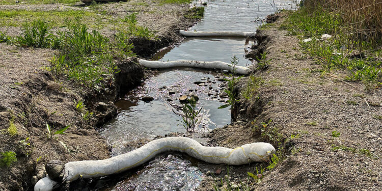 Yakıtın göle karışmaması için emici bariyerle önlem alınıyor