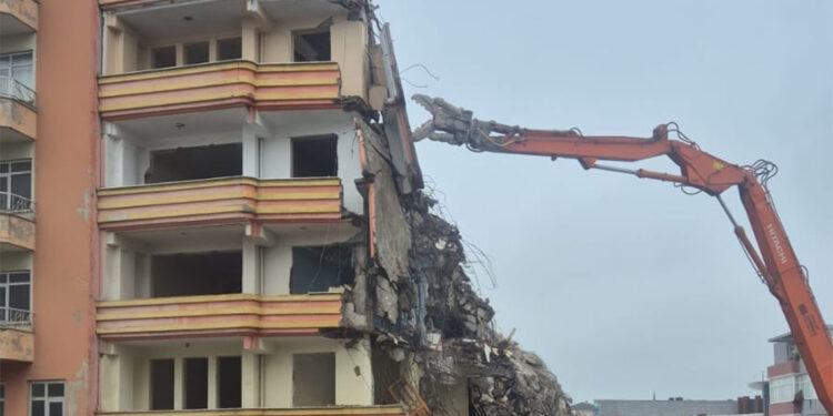 6 katlı bina yıkım sırasında iş makinesinin üzerine devrildi