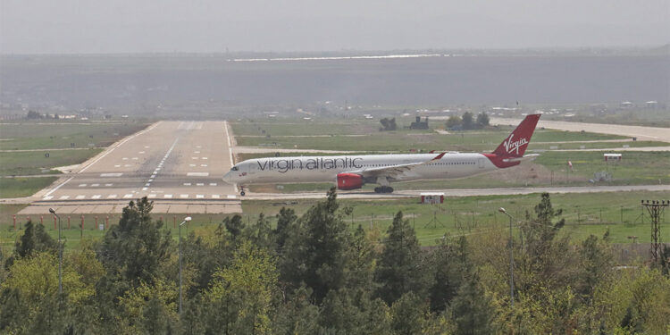 Yolcusu rahatsızlanınca acil iniş yapıp arızalanan İngiliz uçağı yeniden havalandı