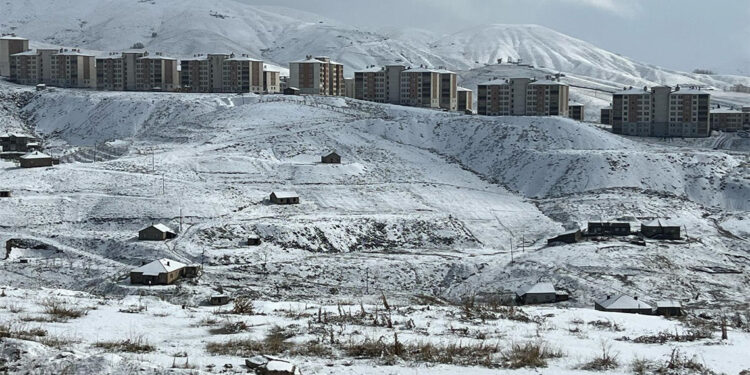 Yüksekova'da kar yağışı; köy yolları kapandı
