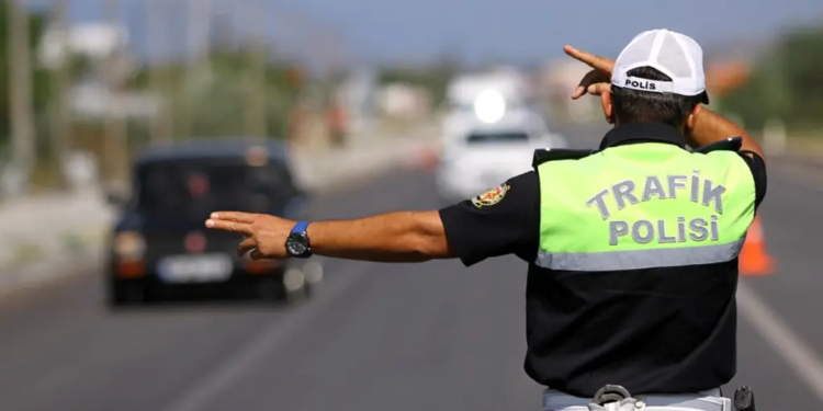 Yakın takip yapan ve telefon kullanan 16.607 sürücüye işlem