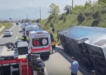 Yalova'da yolcu otobüsü devrildi; Çok sayıda yaralı var