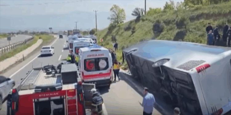 Yalova'da yolcu otobüsü devrildi; Çok sayıda yaralı var