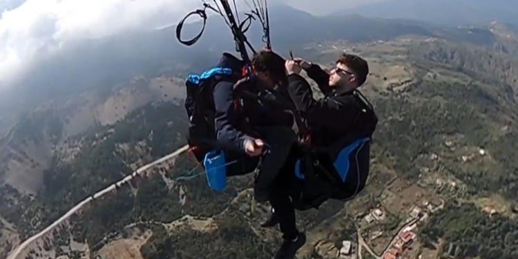 Yamaç paraşütüyle uçarken saç tıraşı yaptı
