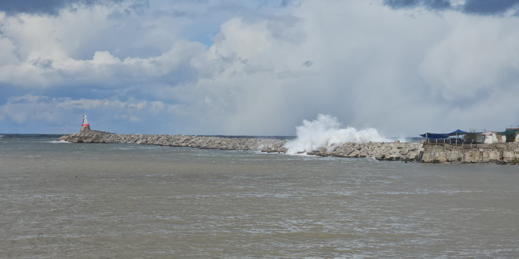 Zonguldak'ta boyu 8 metreyi aşan dalgalar oluştu