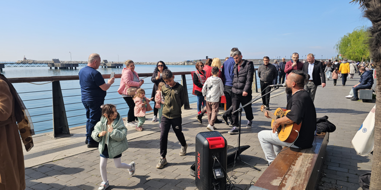 Zonguldak'ta sıcak hava ile tatili fırsat bilenler sahile akın etti