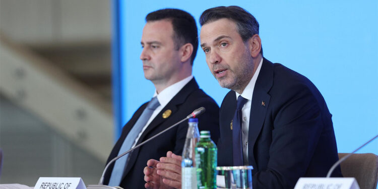 Bakü-Tiflis-Ceyhan ve TANAP gibi projelerle küresel enerji arz güvenliğine katkı sunuyoruz