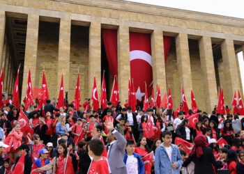 Türkiye 23 Nisan'ı kutluyor; Çocuklar Ata'sına koştu