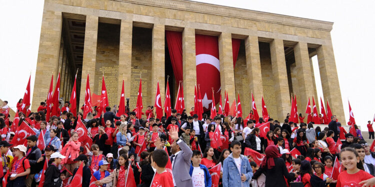 Türkiye 23 Nisan'ı kutluyor; Çocuklar Ata'sına koştu