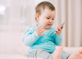 Dijital emzikle büyüyen nesil: Çocuklarımızı kaybediyor muyuz?