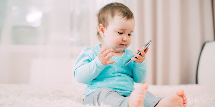 Dijital emzikle büyüyen nesil: Çocuklarımızı kaybediyor muyuz?