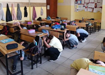 Çocuklar deprem bilinçlendirilmesi yapılırken evde ve okulda nasıl hazırlanmalı?