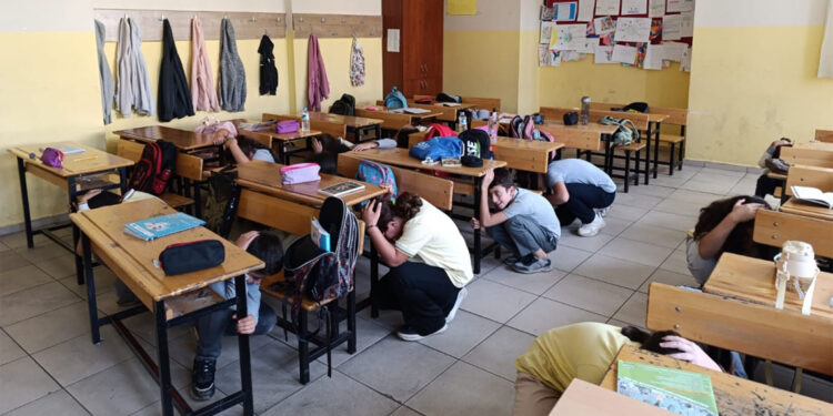 Çocuklar deprem bilinçlendirilmesi yapılırken evde ve okulda nasıl hazırlanmalı?