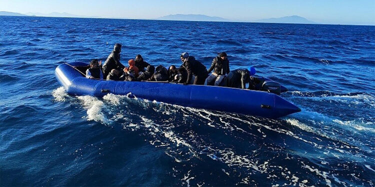 Lastik botta 12'si çocuk 26 kaçak göçmen yakalandı