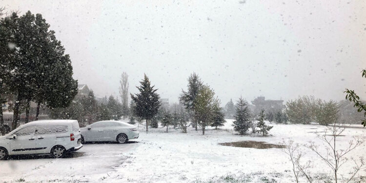 Ankara kar yağışı ile birlikte beyaz örtüyle kaplandı