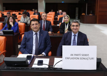 Ekmen'den Mecliste pankartlı protesto: Bu söz yüzünden bir vatandaş tutuklandı