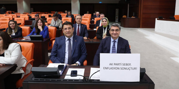 Ekmen'den Mecliste pankartlı protesto: Bu söz yüzünden bir vatandaş tutuklandı