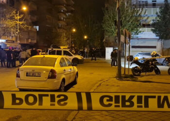 Diyarbakır'da iki aile arasında silahlı kavga; 1'i polis 10 yaralı