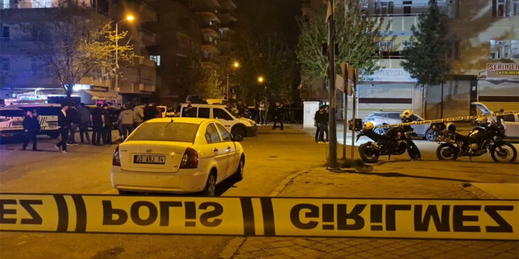 Diyarbakır'da iki aile arasında silahlı kavga; 1'i polis 10 yaralı