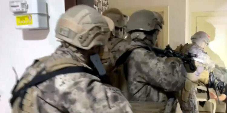 Kargo ile uyuşturucu satan şüphelilere operasyon; 3 tutuklama