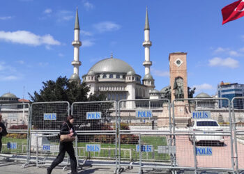 Taksim Meydanı'na demir bariyerler çekildi