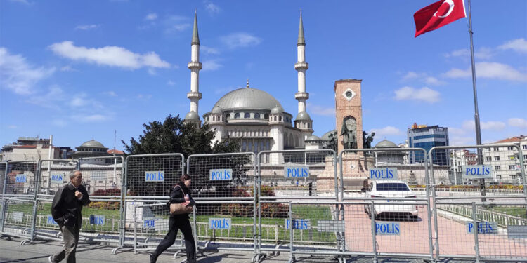 Taksim Meydanı'na demir bariyerler çekildi