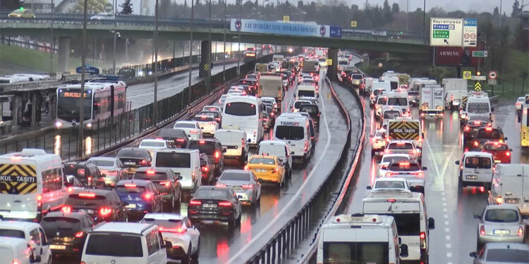 İstanbul'da trafik yoğunluğu yüzde 74'e çıktı
