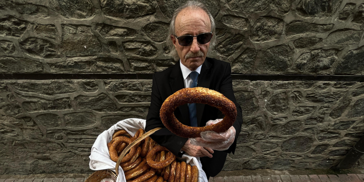 ‘Kravatlı simitçi’ takım elbisesi ile simit satıyor