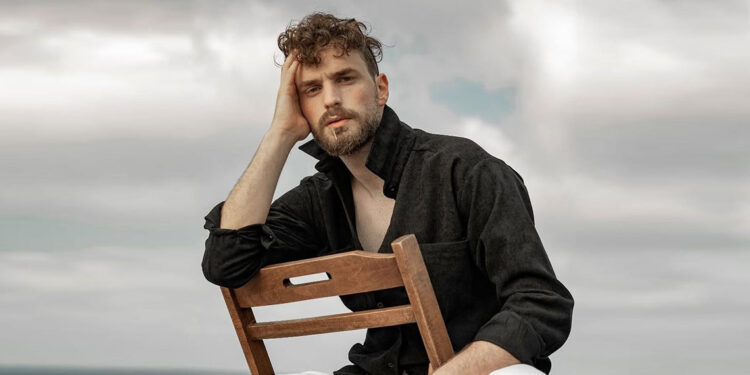 Özkan benden ışık yılı uzaklıkta bir karakter