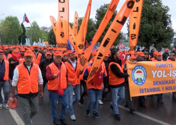 Kartal Meydanı'nda 1 Mayıs kutlamalarına sağanak yağış engeli