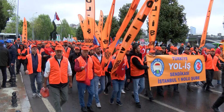 Kartal Meydanı'nda 1 Mayıs kutlamalarına sağanak yağış engeli