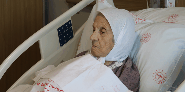 104 yaşındaki hasta, kapalı kalp ameliyatıyla sağlığına kavuştu