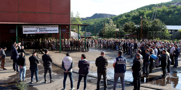 15 yıl önce grizu patlamasında ölen madenciler anıldı