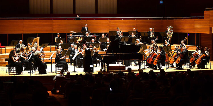 İzmir Devlet Senfoni Orkestrası gençler için sahneye çıktı