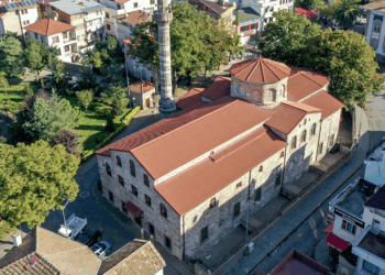 1700 yıllık Büyük Fatih Camisi, turistlerin ilgi odağı oldu