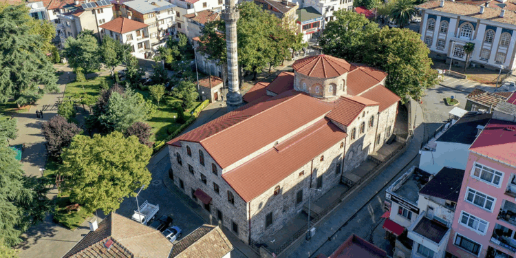 1700 yıllık Büyük Fatih Camisi, turistlerin ilgi odağı oldu