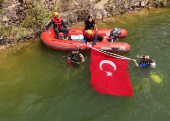 19 Mayıs'ı su altında Türk Bayrağı açarak kutladılar