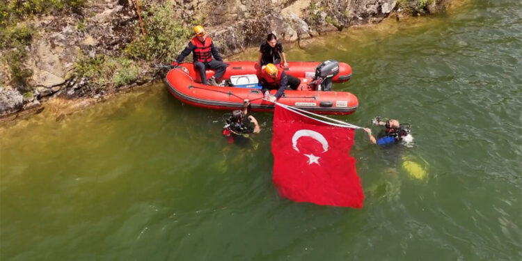 19 Mayıs'ı su altında Türk Bayrağı açarak kutladılar