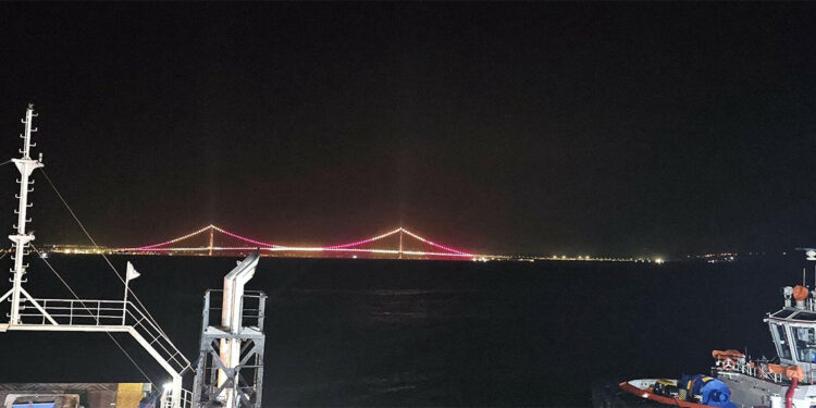 1915 Çanakkale Köprüsü sarı-kırmızı renklerle ışıklandırıldı