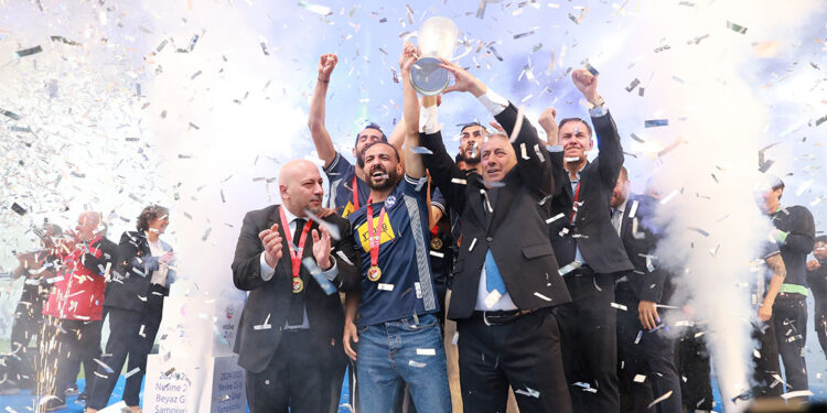 1'inci Lig'e yükselen Sarıyer kupasını aldı