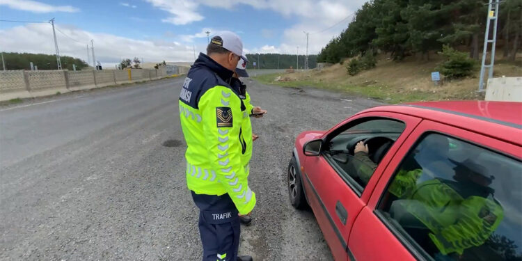 Trafik ışık ihlali yaptığı belirlenen 369 bin 457 sürücüye işlem yapıldı