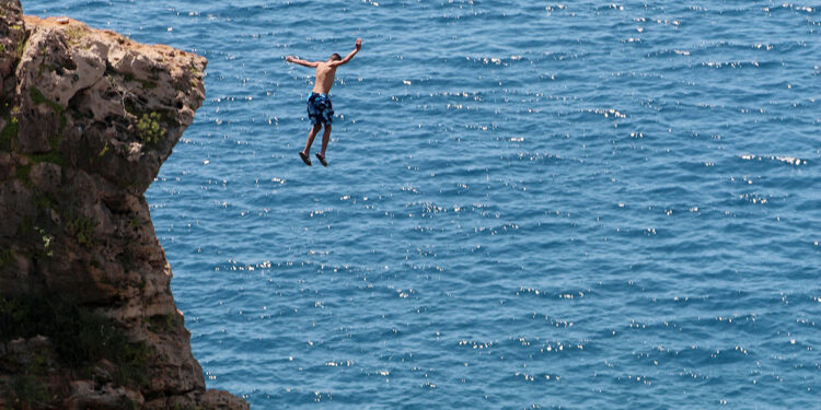 30 metrelik falezlerden denize tehlikeli atlayış