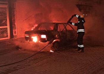 4 otomobili yaktı; o anlar kamerada
