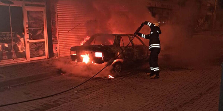 4 otomobili yaktı; o anlar kamerada